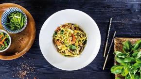 Cestoviny stir-fry s kuracím mäsom a krevetami
